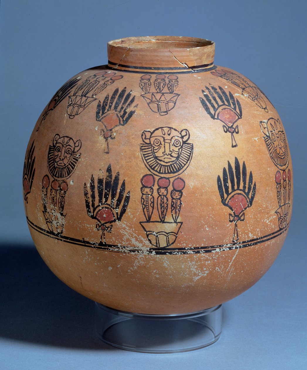 Kruka dekorerad med lejonmasker och kobragudinnor på lotusblommor, från grav 1090, Faras, Sudan, 1000-2000-talet e.Kr. (målad keramik). av Egyptian