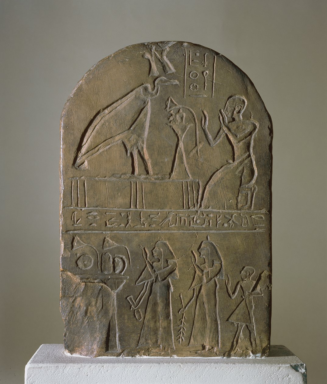 Stela av gamgudinnan Nekhbet av Nekheb (modern El-Kab) tillägnad av en präst från Temple of Horus Behdety som visas i toppregistret, hittad vid Edfu (kalksten) av Egyptian
