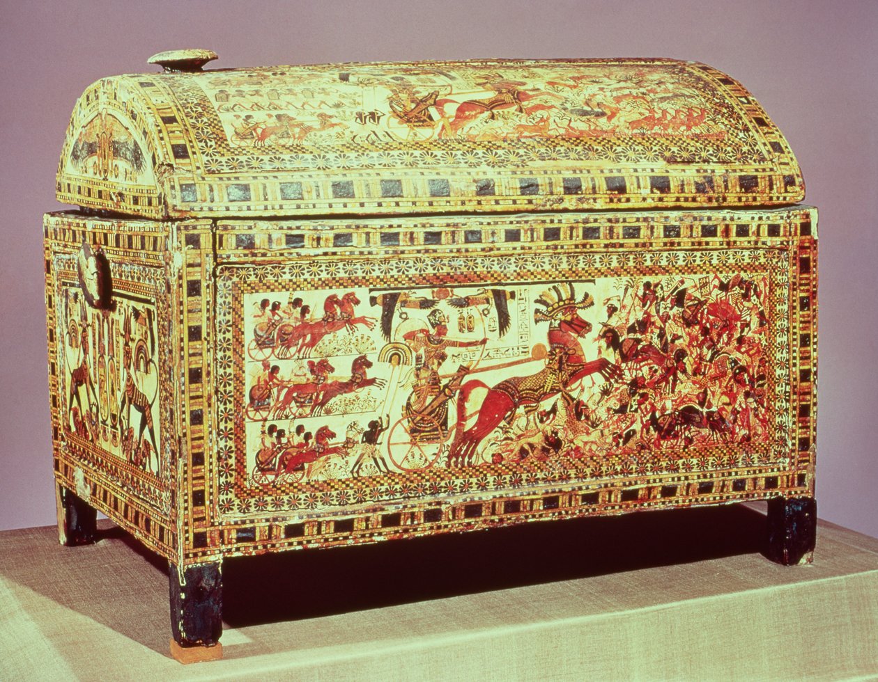 Tutankhamon (c.1370-1352 f.Kr.) på sin vagn attackerande asiater, sidan av en kista, Nya kungariket, c.1340 f.Kr. (målat trä) (se även 192484) av Egyptian