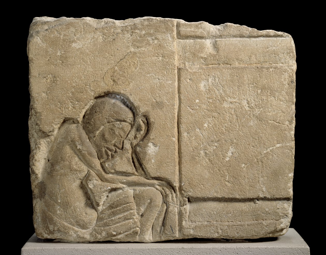 Kalkstensfragment hugget i sänkt relief föreställande en sömnig tjänare i palatset kalksten av Egyptian 18th Dynasty