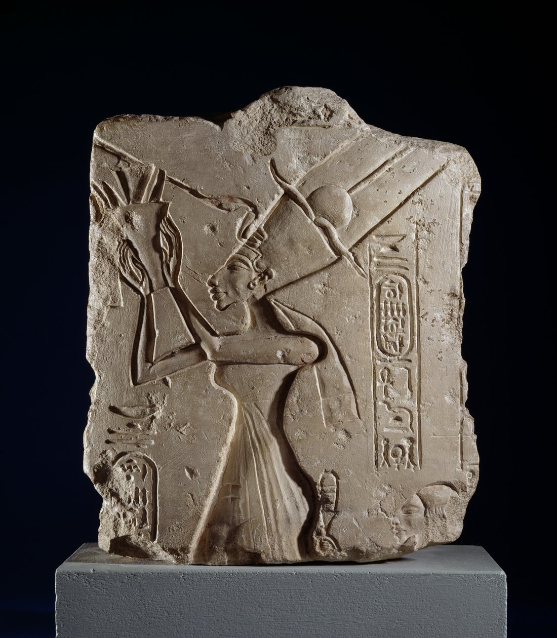Relieffragment av en kolonn som föreställer drottning Nefertiti, Nya riket (kalksten) av Egyptian 18th Dynasty