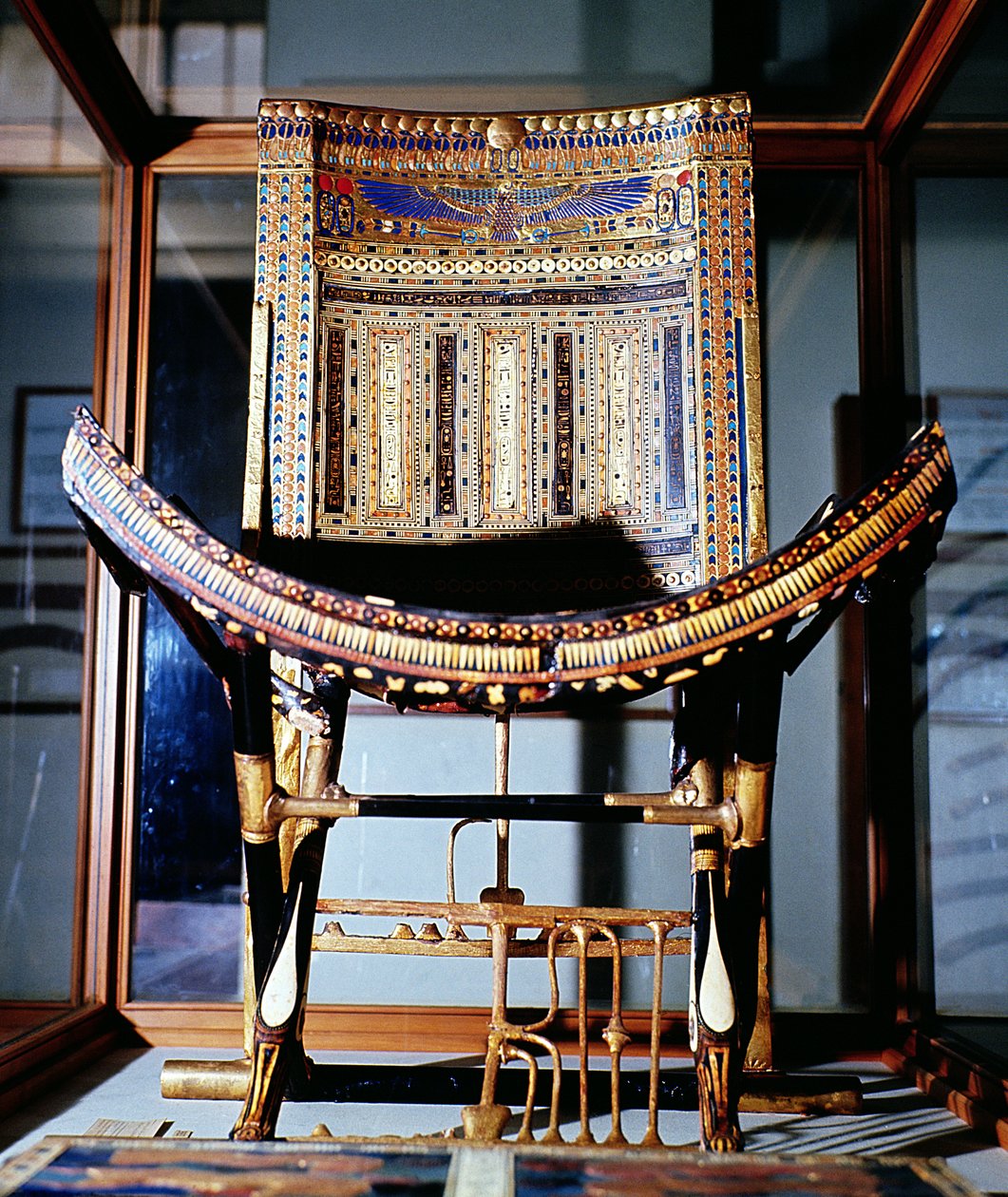 Kyrklig stol, från Tutankhamons grav (ca 1370-52 f.Kr.) i Konungarnas dal i Thebe, Nya riket (inläggningar av ebenholtsfärg) (se även 149419). av Egyptian 18th Dynasty