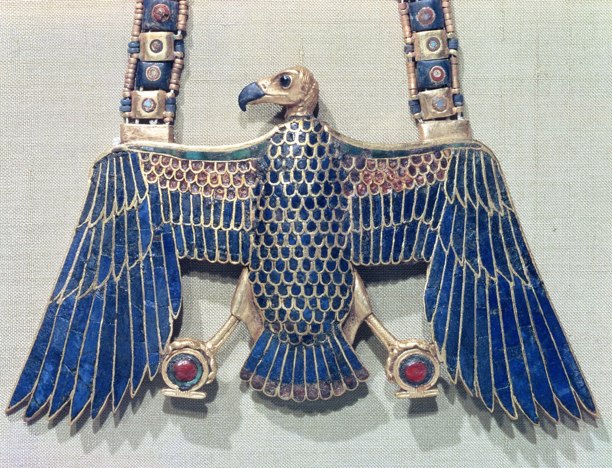Halsband med gamhänge, från Tutankhamons grav (ca 1370-52 f.Kr.) New Kingdom (guld täckt med lapis lazuli och cornelian) av Egyptian 18th Dynasty