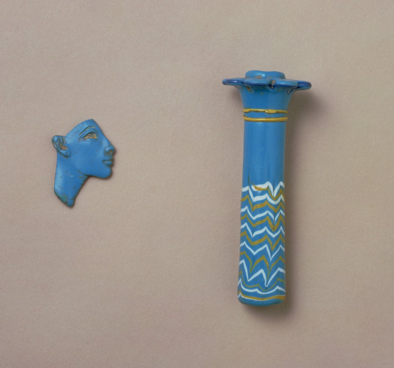 Palmkolonn kohl-kolv och fragment av inlägg av ett kungligt huvud, från Amarna, New Kingdom (ogenomskinlig turkos) (för detaljer se 94394-95) av Egyptian 18th Dynasty