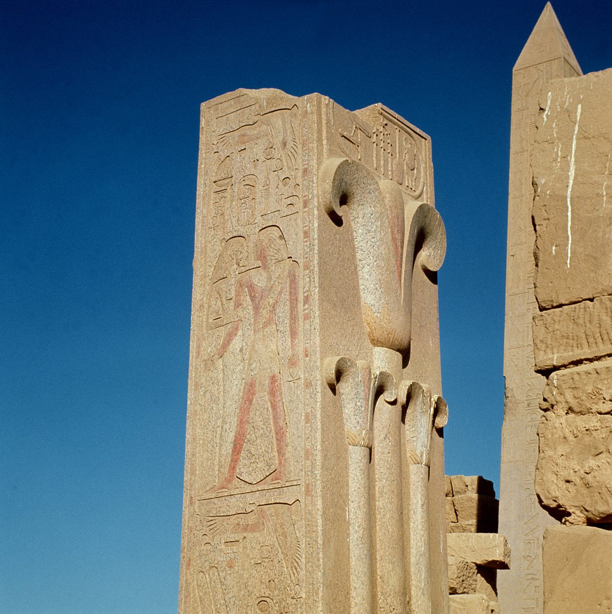 Pelare dekorerad med stiliserade papyrusväxter, från Amons stora tempelkomplex, Nya riket (se även 59219). av Egyptian 18th Dynasty