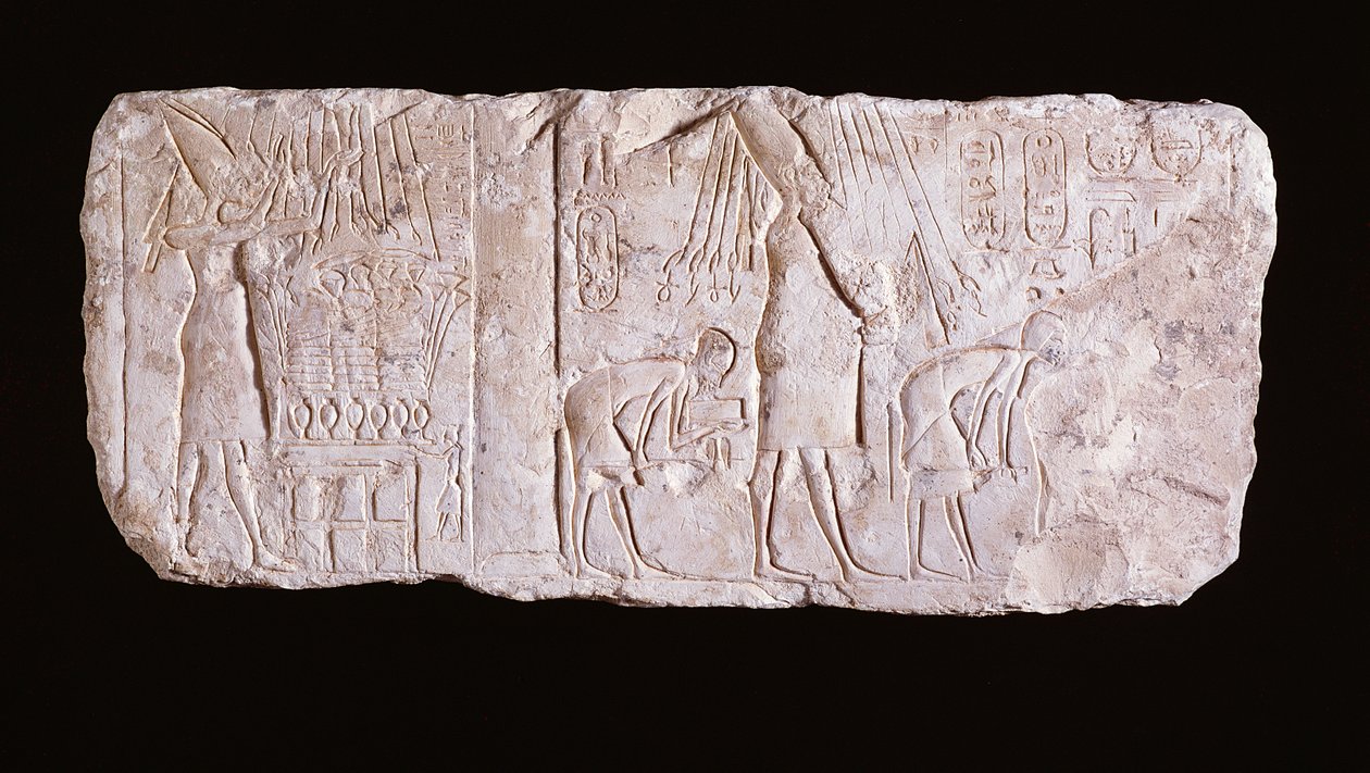 Relief av kättarkungen Akhenaten som föreställer kungen stående, med upphöjda armar, framför ett offerbord och vandrande i procession för att fira den kungliga heb sed-festivalen, Nya riket, 1353-37 f.Kr. (lim av Egyptian 18th Dynasty