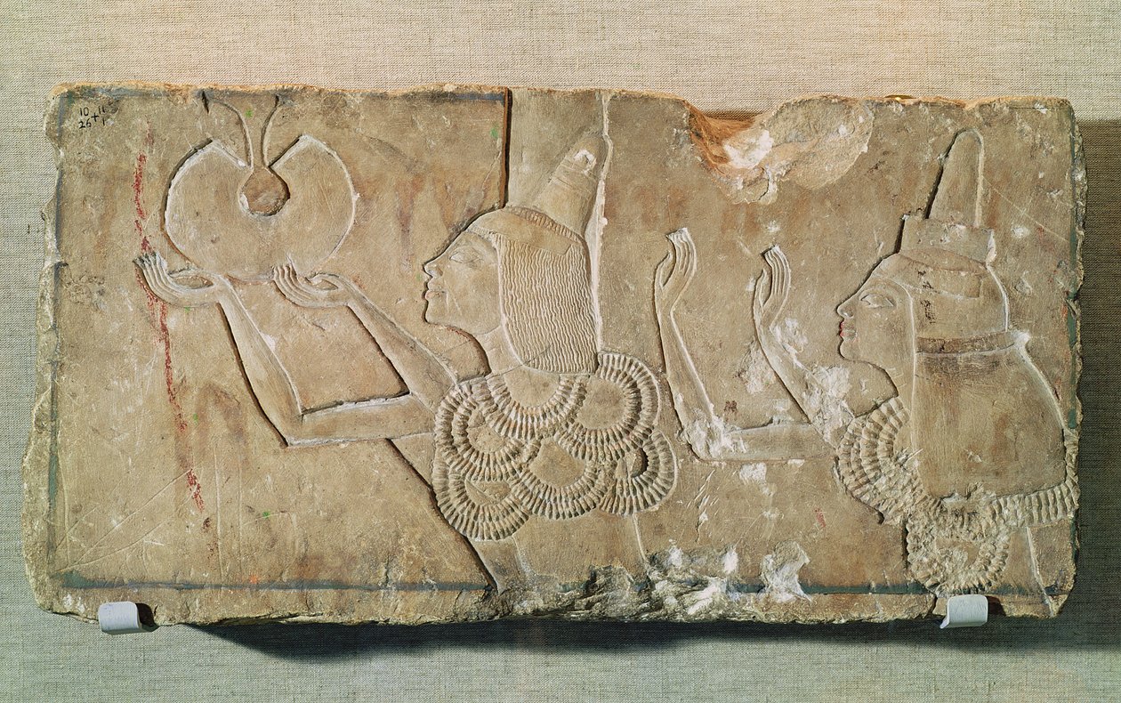 Stele föreställande Ay (1352-48 f.Kr.) och hans hustru Teye, som tar emot belöningens guld, som ett tecken på Akhenatons aktning, från Ays gravkapell i Tell el-Amarna, Nya kungariket (kalksten huggen av Egyptian 18th Dynasty