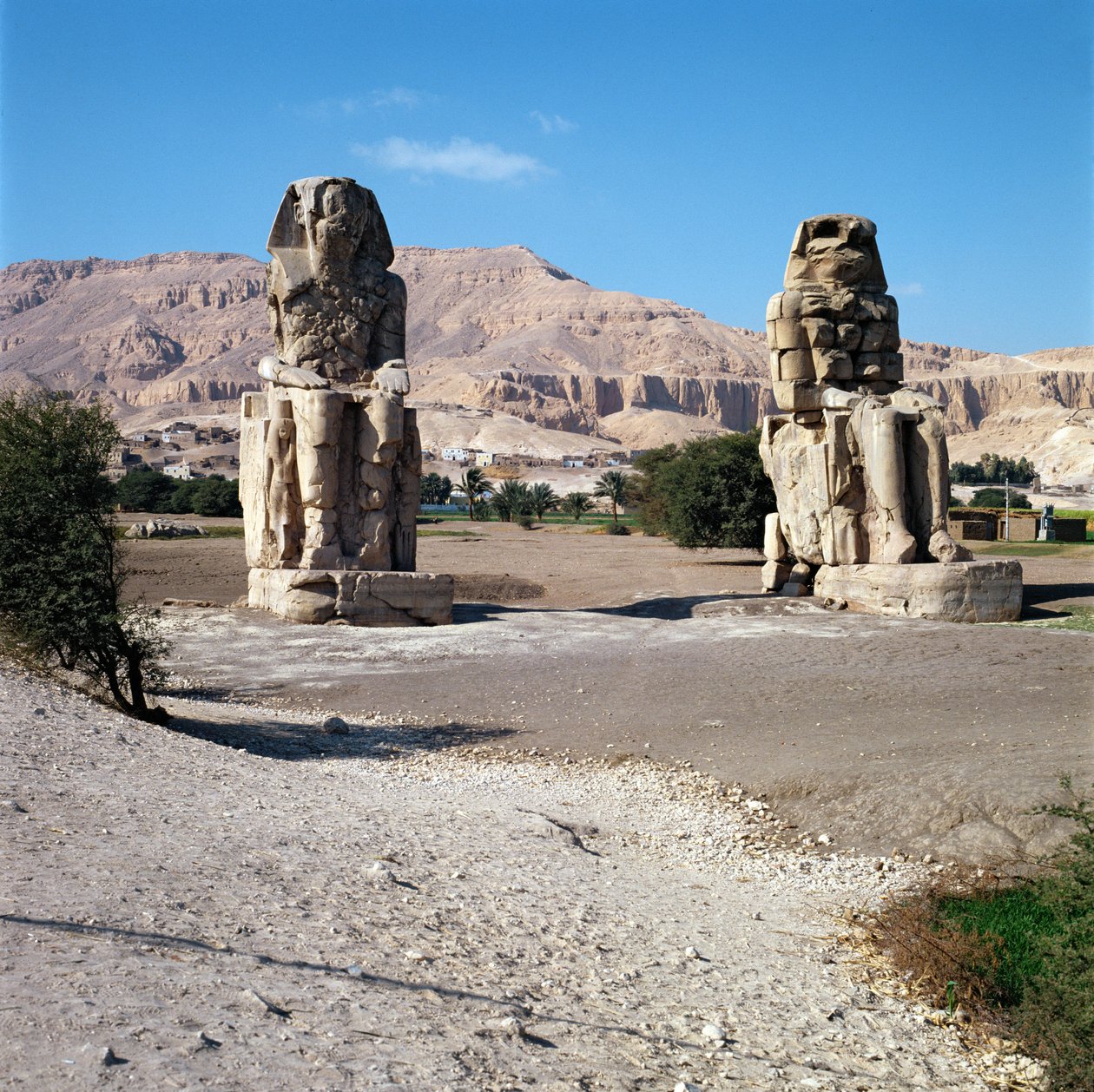 Memnons kolosser, statyer av Amenhotep III, ca 1375-1358 f.Kr. av Egyptian 18th Dynasty