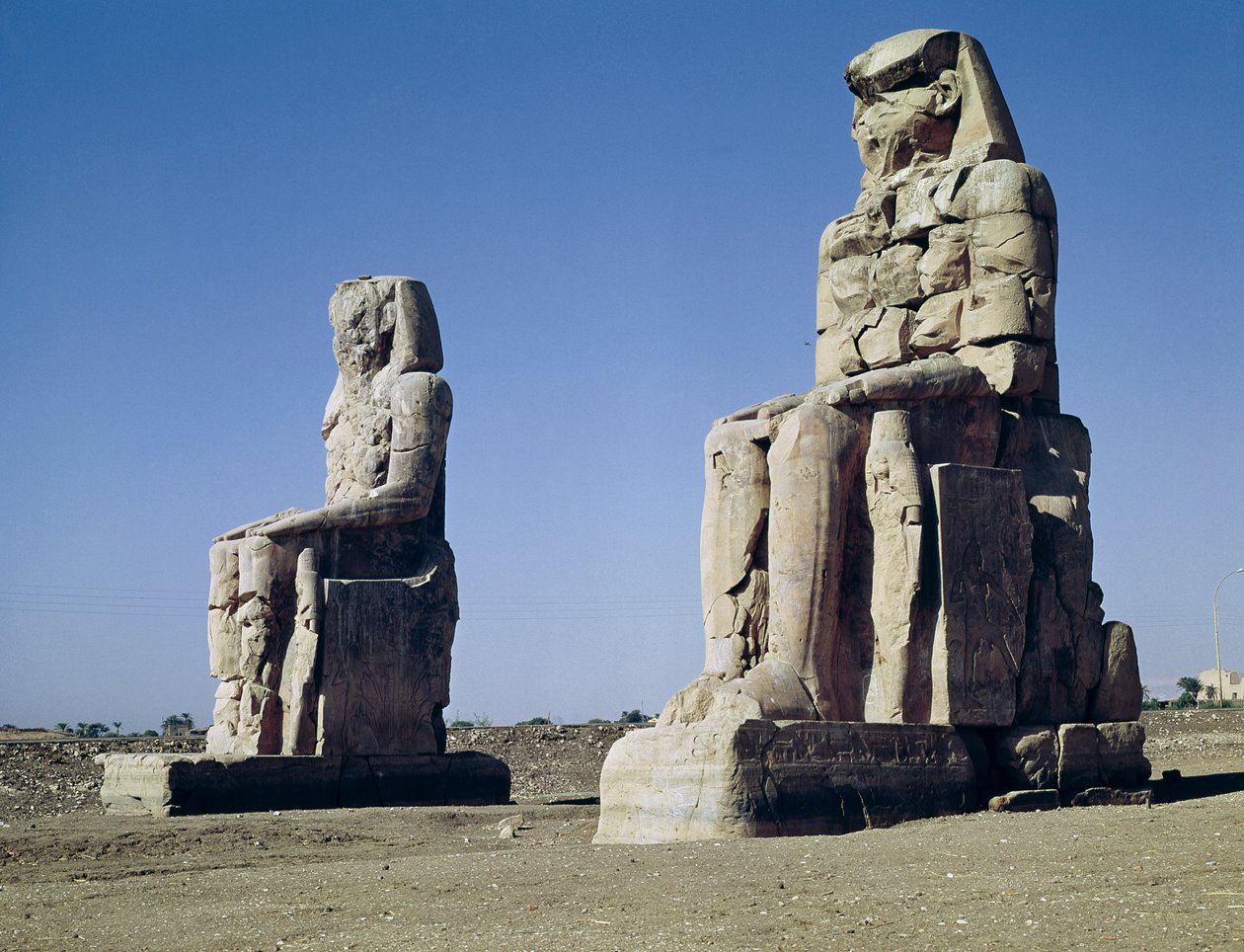Memnons kolosser, statyer av Amenhotep III, ca 1375-1358 f.Kr. av Egyptian 18th Dynasty