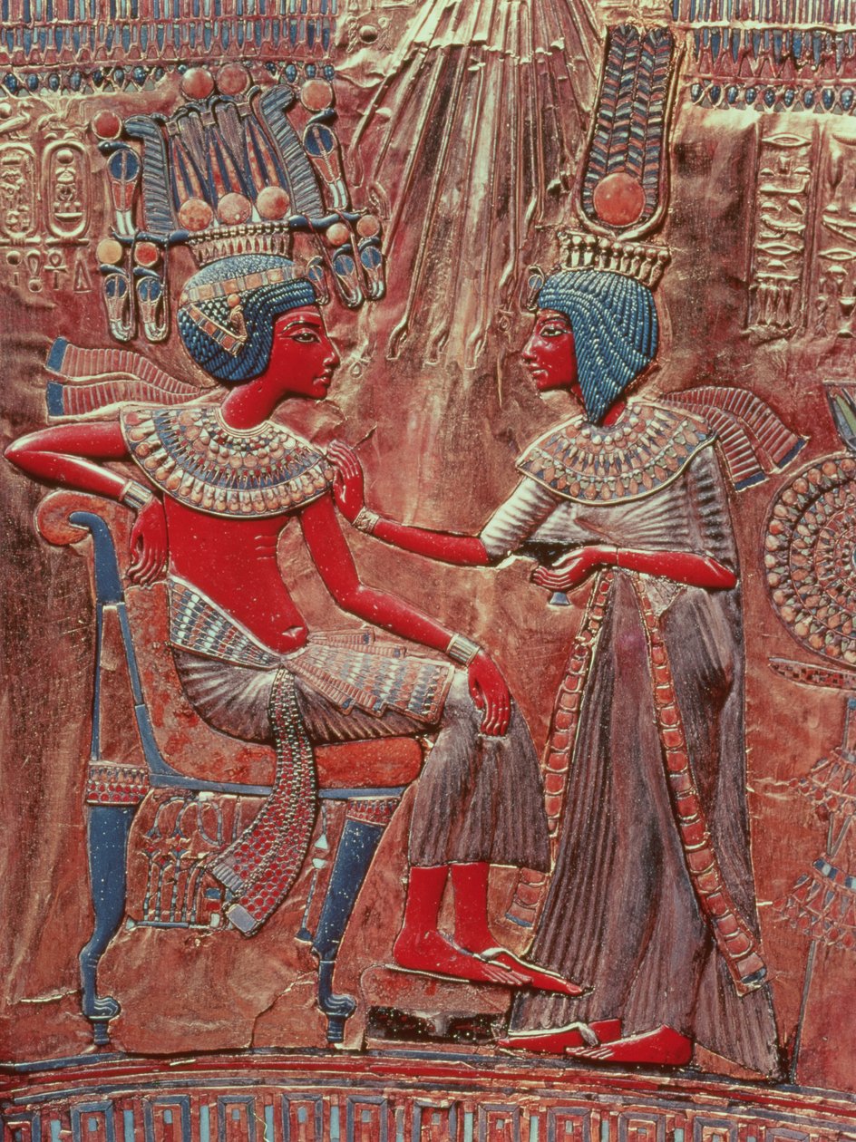 Baksidan av Tutankhamons tron föreställer drottningen Ankhesenamun som lägger sista handen på kungens toalett, Nya kungariket, ca 1340 f.Kr. (trä med guldöverdrag & inläggningar av glas & semi-precio av Egyptian 18th Dynasty