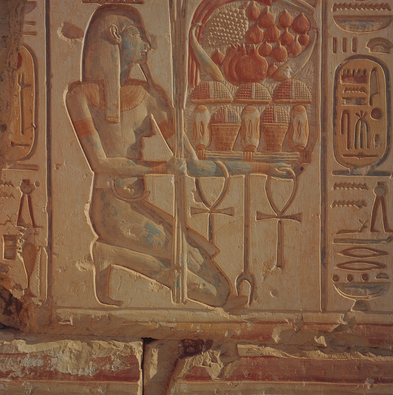 Knästående figur som presenterar korgar med mat, från Ramses II-templet, Nya kungariket, ca 1304-1270 f.Kr. (målad sandstensrelief) av Egyptian 19th Dynasty