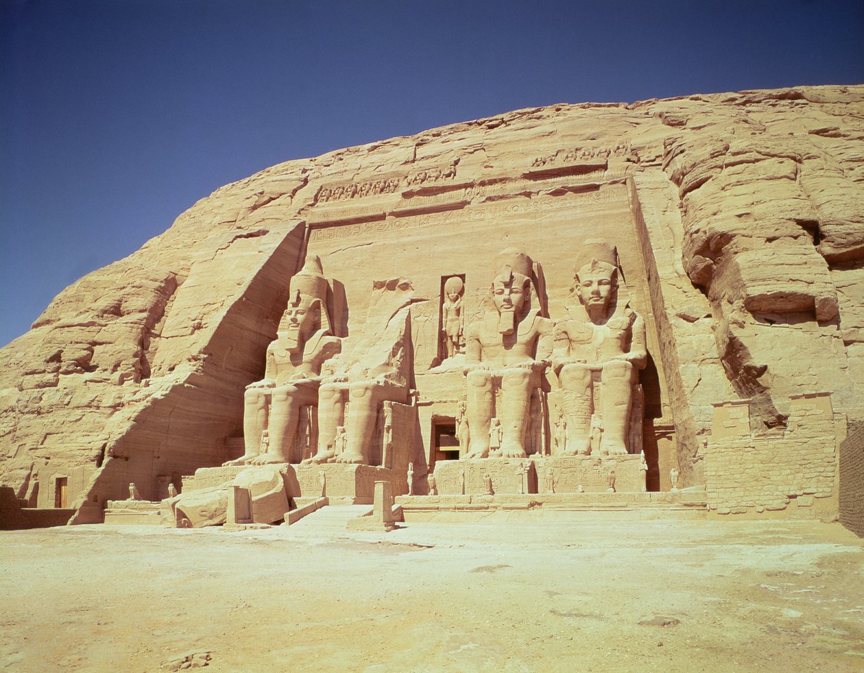 Fasad av Ramses II-templet, Nya kungariket, c.1279-1213 f.Kr av Egyptian 19th Dynasty