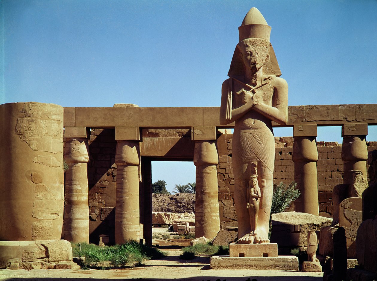 The Colossus of Ramesses II: stående staty av kungen med sin dotter Benta anta framför hans ben, från Amuns stora tempel, Nya kungariket, ca 1320-1200 f.Kr. av Egyptian 19th Dynasty