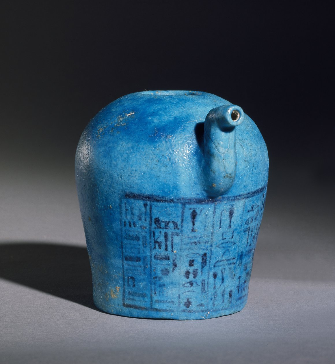 Dräktskärl inskrivet för prästen av Amun, Amenemope och Shawabti från grav 148, Thebe, Nya kungariket, ca 1193-1080 f.Kr. av Egyptian 20th Dynasty