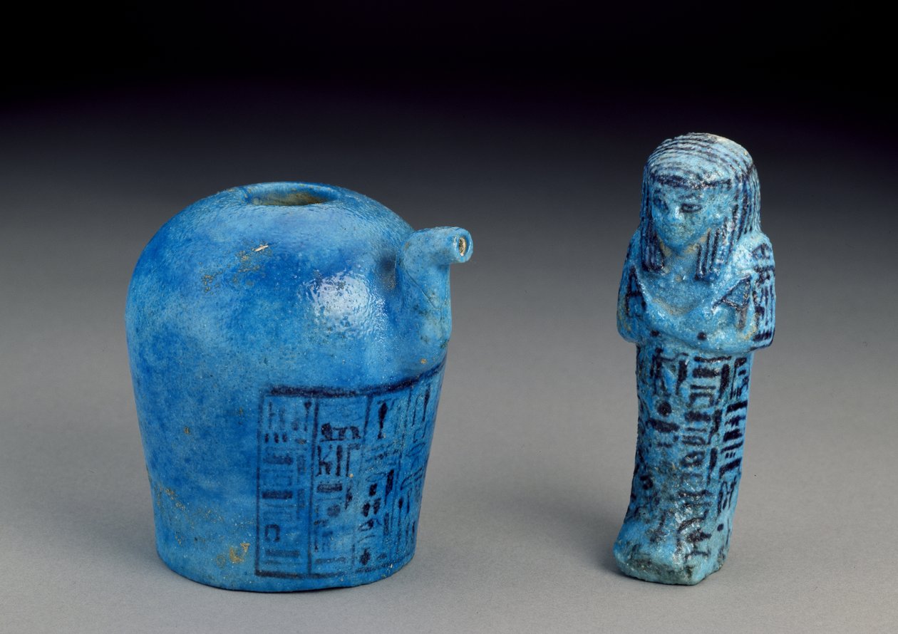 Libationskärl med inskription för Amuns präst, Amenemope och Shawabti från grav 148, Thebe, Nya riket, ca 1193-1080 f.Kr. (glaserat fajansljus) av Egyptian 20th Dynasty