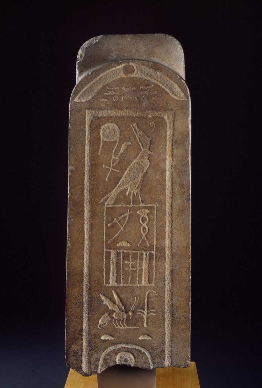 Kvartsithuvud av Amun inskrivet på den bakre pelaren med Horus-namnet Tanewatamani snidad mörkbrun kvartsit av Egyptian 25th Dynasty