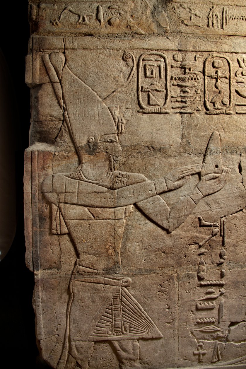 Relief på en helgedom som uppförts av farao Taharqa i gården till Amuntemplet som byggdes av honom i Kawa i Nubia, 25:e dynastin, sen period, 690-64 f.Kr. sandstensdetalj från 107896 av Egyptian 25th Dynasty