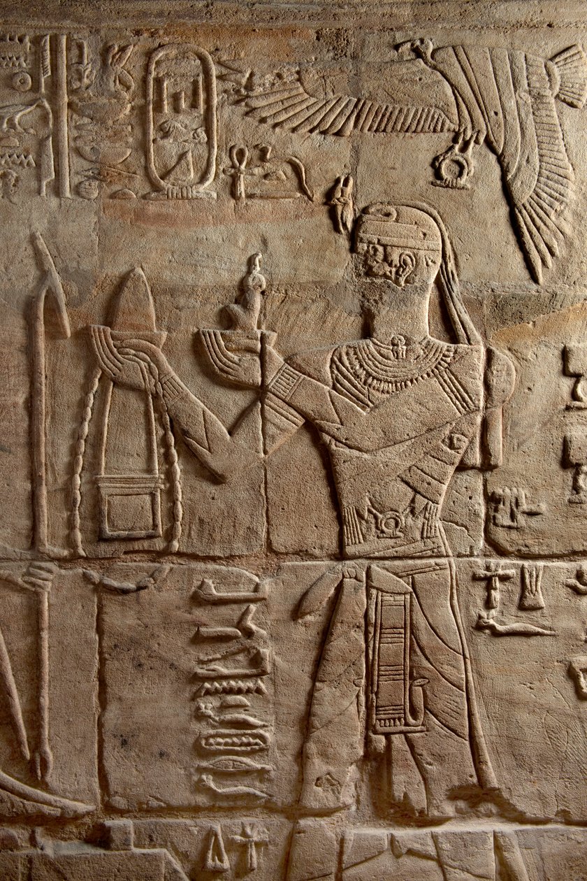 Relief på en helgedom som uppfördes av farao Taharqa på gården till Amuns tempel som han byggde i Kawa i Nubien, 25:e dynastin, sen period, 690-64 f.Kr. detalj i sandsten av 107896 av Egyptian 25th Dynasty