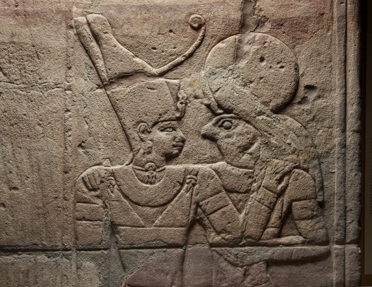 Relief på en helgedom som uppförts av farao Taharqa i gården till Amuntemplet som byggdes av honom i Kawa i Nubia, 25:e dynastin, sen period, 690-64 f.Kr. sandstensdetalj från 107896 av Egyptian 25th Dynasty