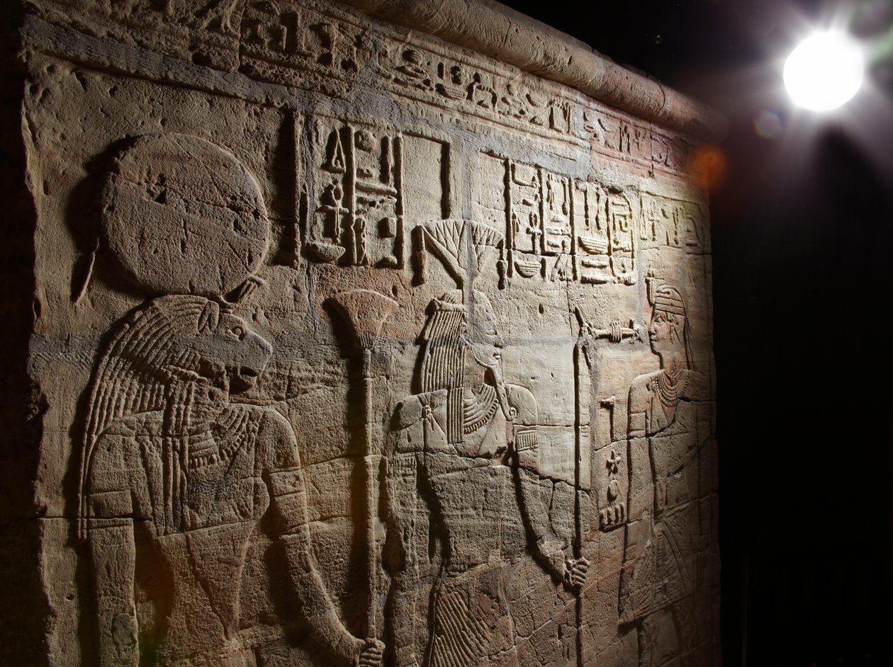 Relief på en helgedom som uppförts av farao Taharqa i gården till Amuntemplet som byggdes av honom i Kawa i Nubia, 25:e dynastin, sen period, 690-64 f.Kr. sandstensdetalj från 107896 av Egyptian 25th Dynasty