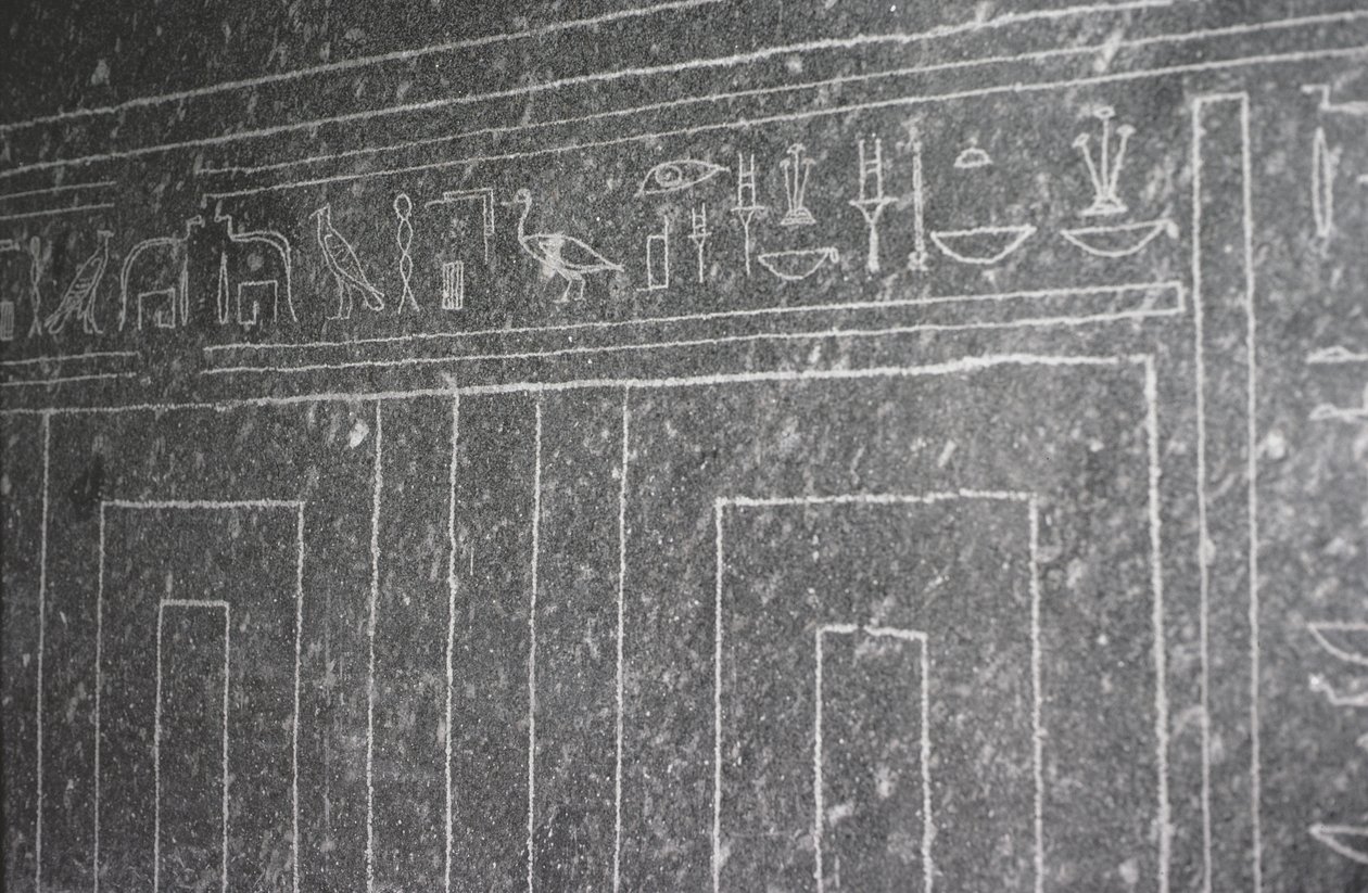 Nedsänkt relief som visar ett tempel av Apis Bull-sarkofagen i Serapeum, New Kingdom av Egyptian 26th Dynasty