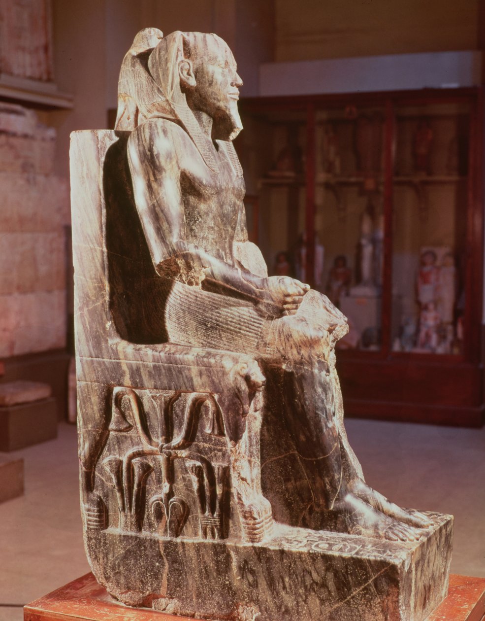 Staty av Khafre (2520-2494 f.Kr.) tronade, från Khafre-pyramidens tempel i Giza, Gamla kungariket, ca 2540-2505 f.Kr. (diorit) (se även 68328) av Egyptian 4th Dynasty