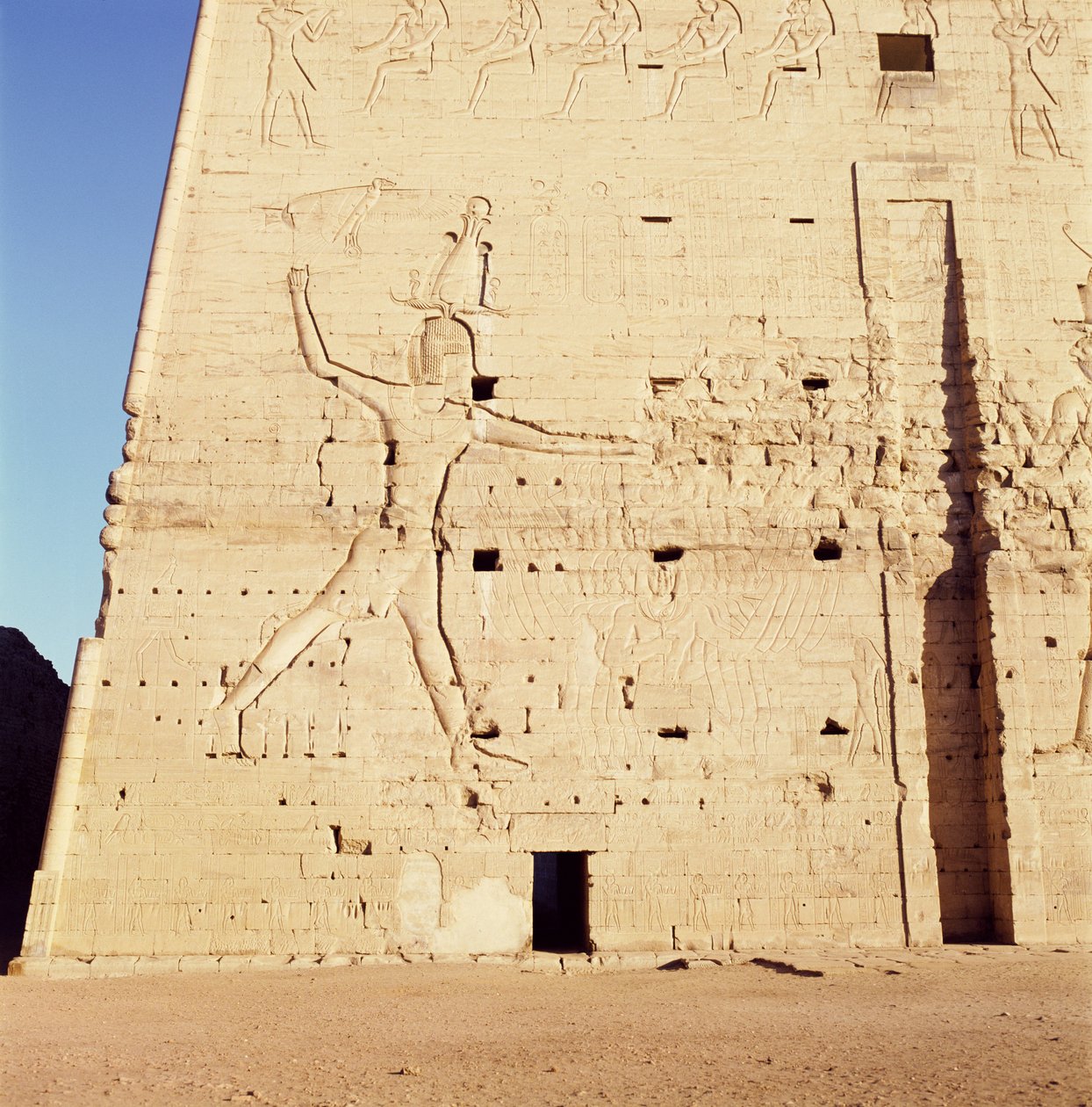 Ptolemaios XII (ca 112-51 f.Kr.) slår sina fiender, från ingångspylonen till Horustemplet. av Egyptian Ptolemaic Period