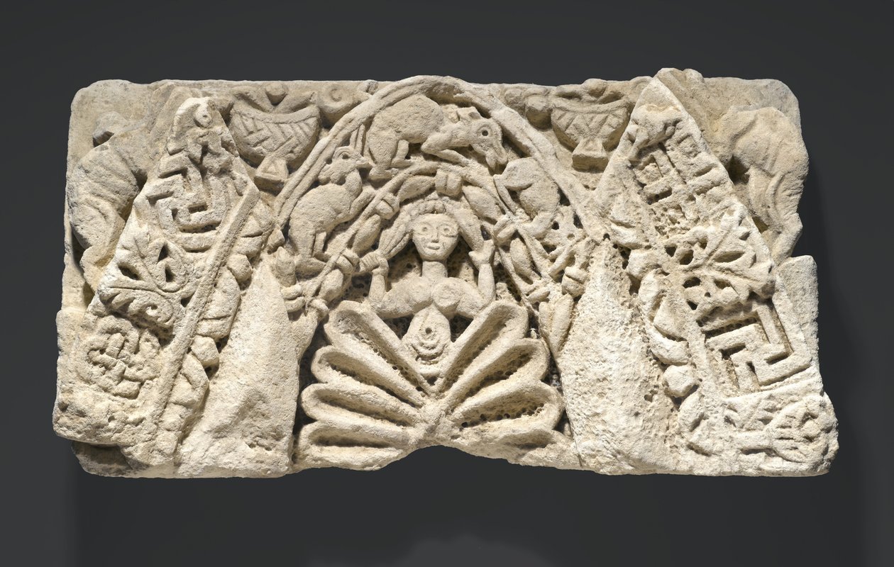 Båge med kvinnlig figur (kalksten) av Egyptian