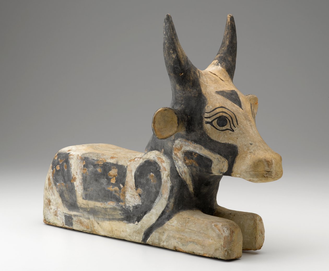 Liggande tjur, 305-30 f.Kr. (trä med gesso och färg) av Egyptian