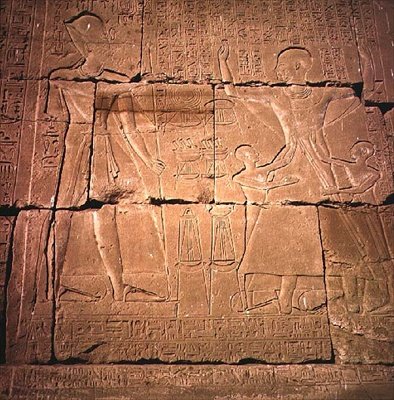 Relief föreställande en farao och hans familj (sandsten) (se även 59220) av Egyptian