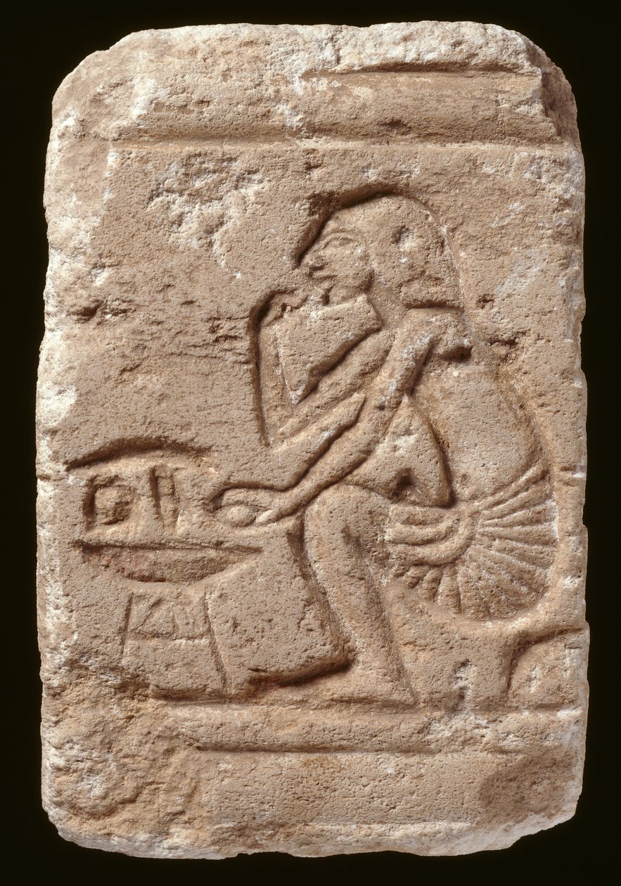 Relief av en man som sitter bredvid ett bord, Amarnaperioden (kalksten) av Egyptian