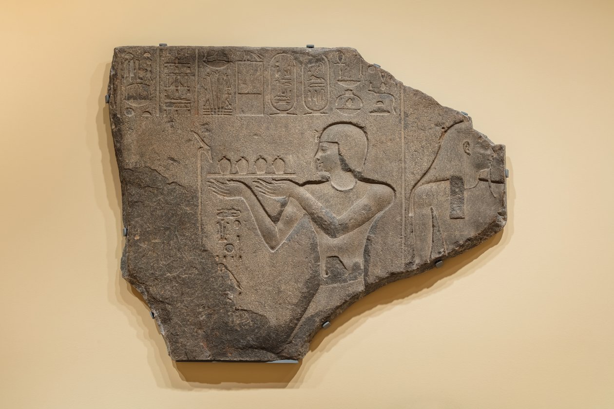 Relief med Ptolemaios II som gav ett offer till en gud, 285-246 f.Kr. (Granit) av Egyptian