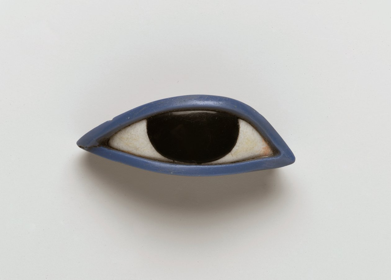 Höger öga från en antropoid kista (obsidian, kristallint och blått glas) av Egyptian