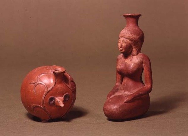 Kärl i form av en flicka och en igelkott (keramik) av Egyptian
