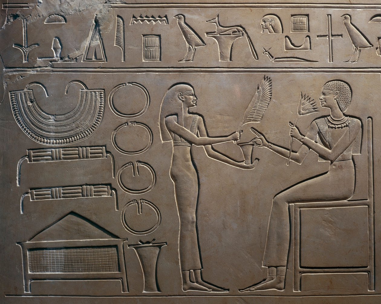 Detalj av lättnad med tjänare som visar juveler till drottningen, från Sarcophagus of Queen Kawit, Temple of Mentuhotep II, Deir el Bahari, Egypten av Egyptian 11th Dynasty