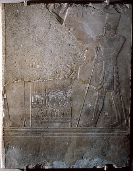Relief föreställande Mentuhotep III (c.2004-c.1992 f.Kr.) som tillägnar offer, Middle Kingdom, c.1982-1970 BC (kalksten) av Egyptian 11th Dynasty