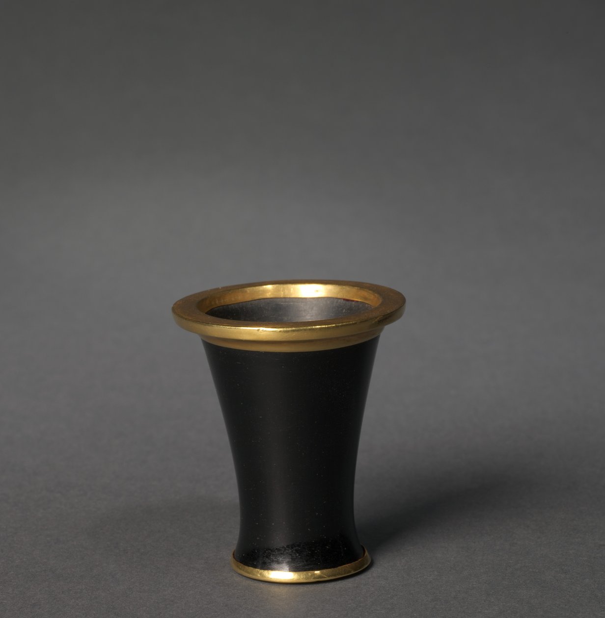 Kosmetisk kärl (bägare), ca 1859-1814 f.Kr. (obsidian & guld) av Egyptian 12th Dynasty