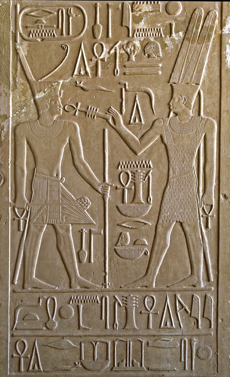 Egyptisk antikvitet: hieroglyf föreställande Sesostris I som från händerna på Amon RA tar emot symbolerna för liv och hälsa - vitt kapell av farao Sesostris I (1962-1928 f.Kr.) 12:e dynastin, helgedom byggd för att hylla guden Amon - open sky museum of Ka av Egyptian 12th Dynasty