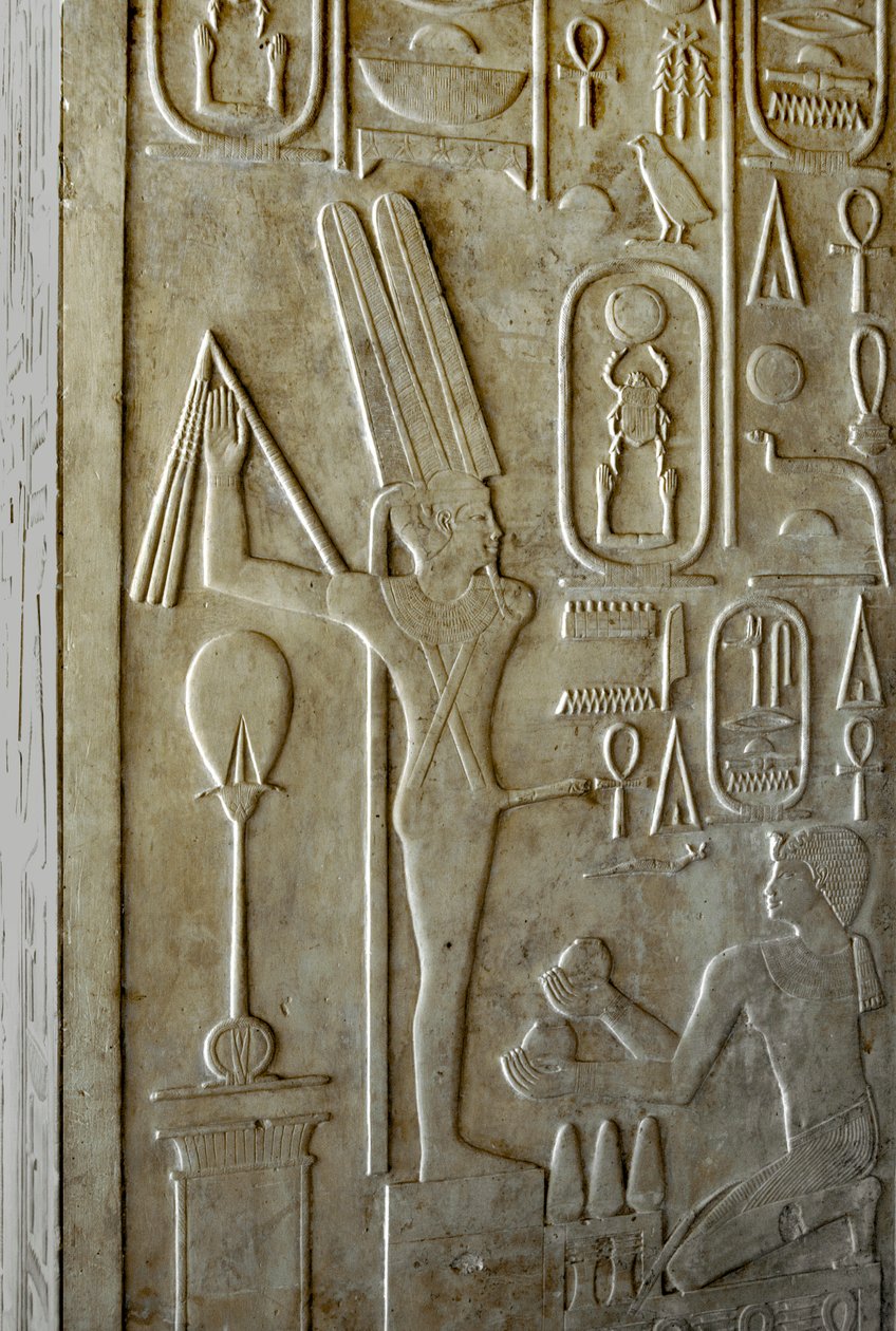 Egyptisk antikvitet: hieroglyf föreställande guden Ithyphallic Min, vitt kapell av farao Sesostris I (1962-1928 f.Kr.) 12:e dynastin, helgedom byggd för att hylla guden Amon. friluftsmuseum av templet i Karnak Egypten av Egyptian 12th Dynasty