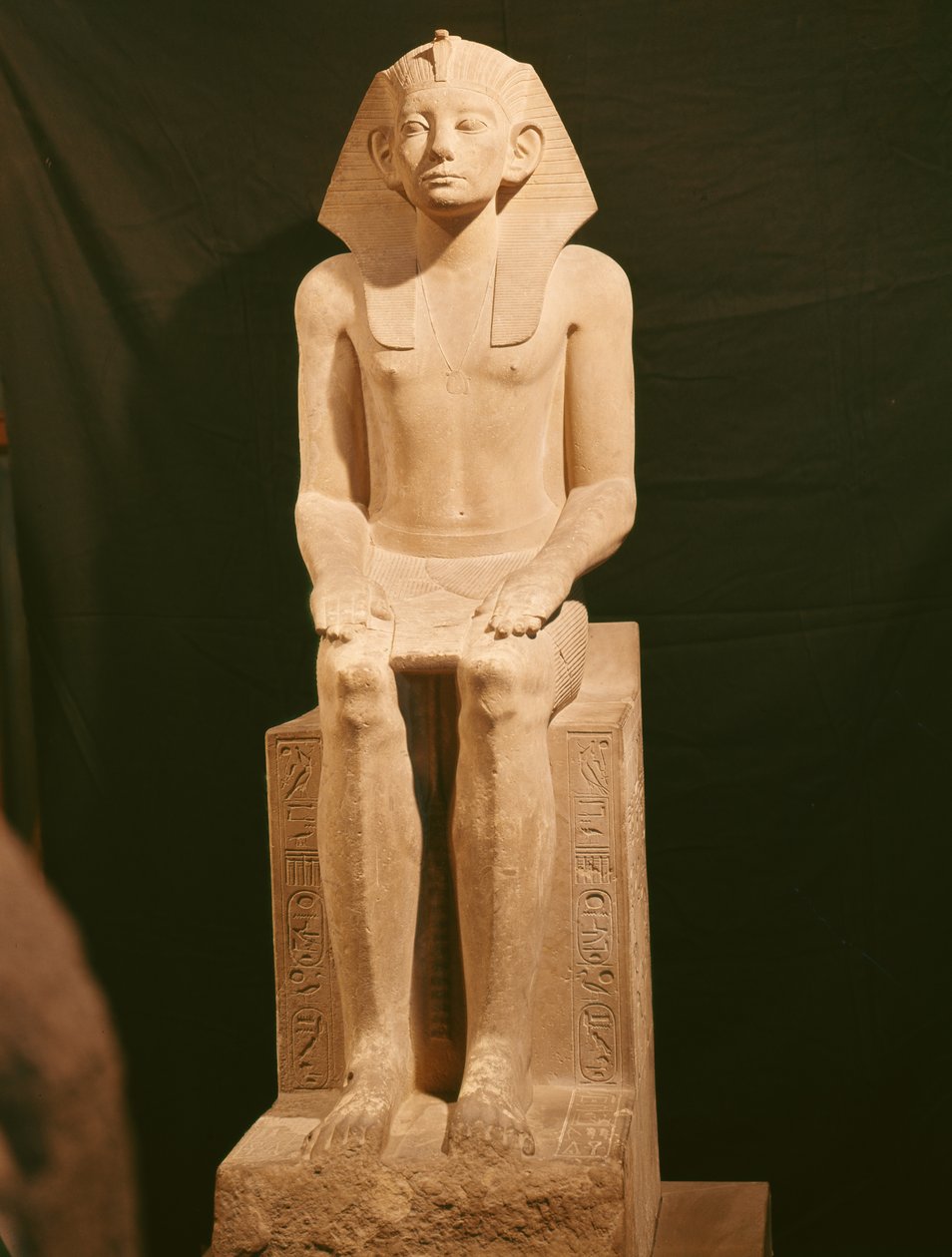 Sittande staty av Amenemhat III (1843-1798 f.Kr.) (kalksten) av Egyptian 12th Dynasty