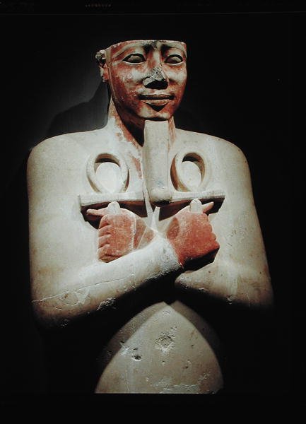 Staty av Sesostris I (ca 1918-1875 f.Kr.) med ankh i båda händerna korsad över bröstet, från templet i Karnak, Nya kungariket (målad sten) av Egyptian 12th Dynasty