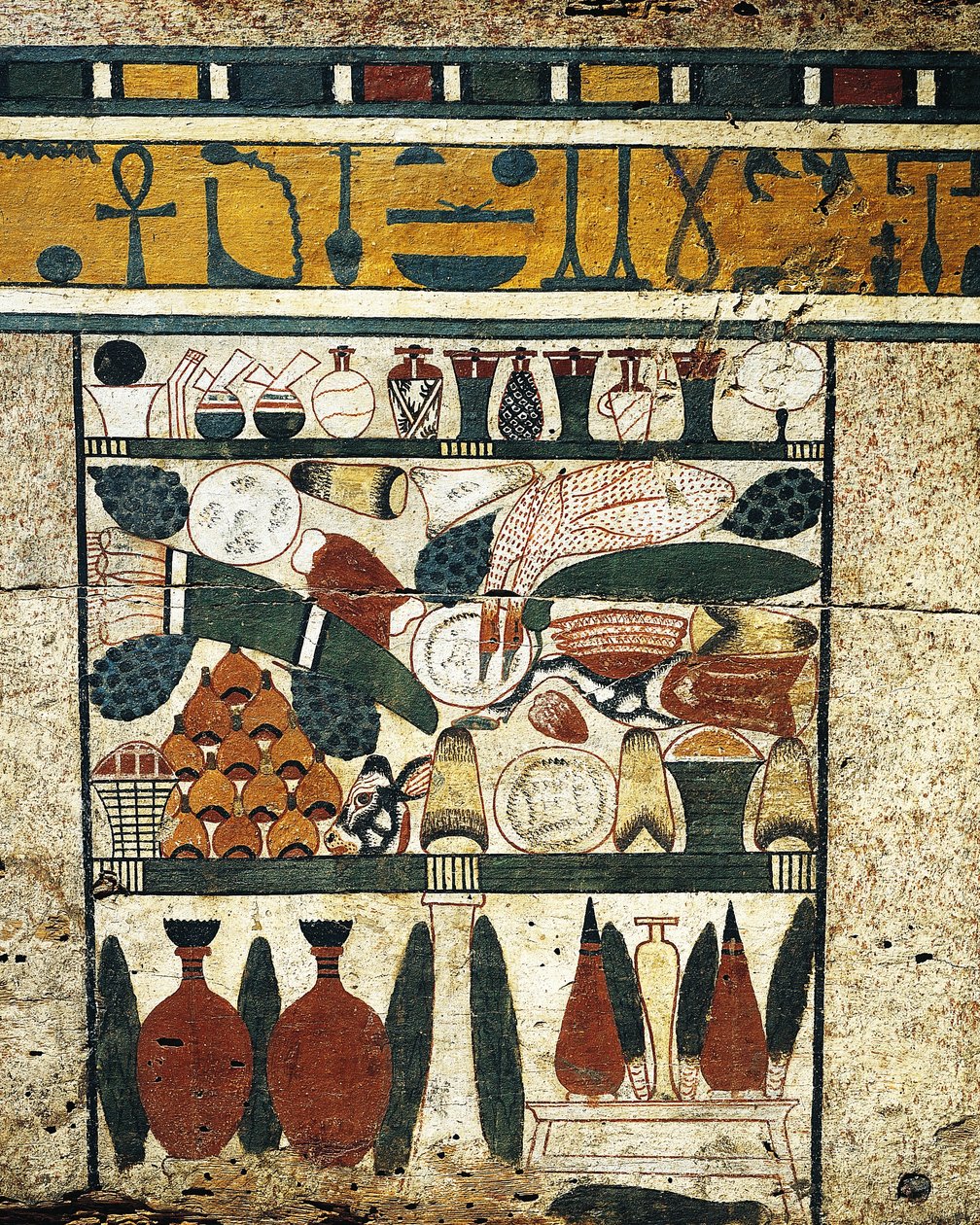 Gipsad, målad träpaneldetalj med hög av begravningsoffer, från Sarcophagus of Ibi av Egyptian 17th Dynasty
