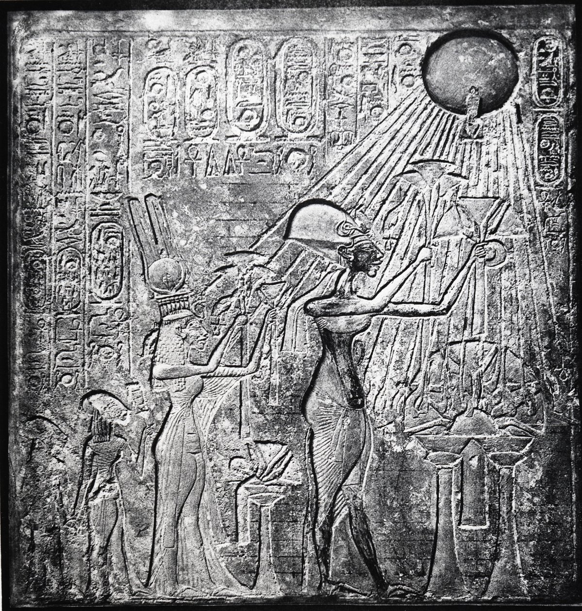 Akhenaton (Amenhotep IV) kätterska farao, regerade från c150 f.Kr., här tillsammans med Nefertiti och deras två döttrar som erbjuder gåvor till solen. Relief ursprungligen i Temple of Sun, Thebe. Linne plagg av Egyptian 18th Dynasty