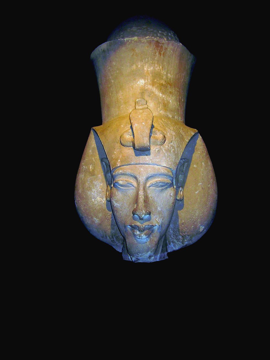 Akhenaton. Amenhotep IV (ibland givet sin grekiska form, Amenophis IV, och betyder Amun är nöjd), en farao från den artonde dynastin i Egypten, regerade i 17 år och dog 1336 f.Kr. eller 1334 f.Kr. Han övergav traditionell egyptisk polyteism och introducera av Egyptian 18th Dynasty