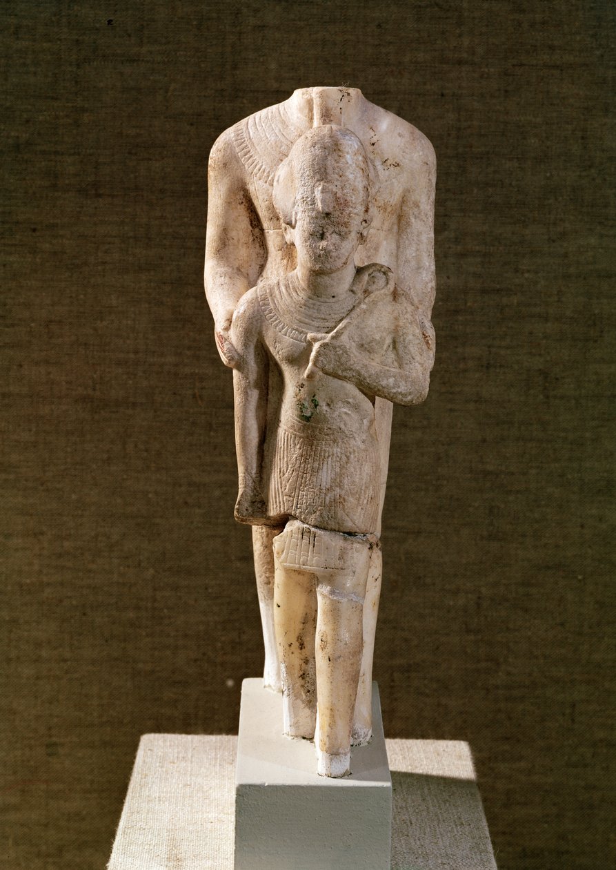 Amun skyddar Amenhotep III (1382-44 f.Kr.) från Amuns tempel, Karnak (kalksten) av Egyptian 18th Dynasty