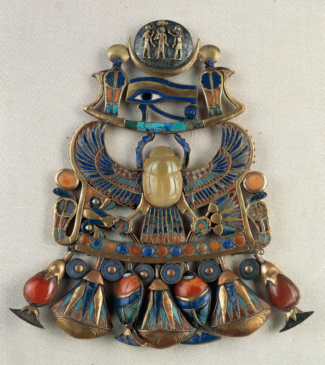 Bröstplåt med sol- och månemblem, från Tutankhamuns grav, Thebe, Egypten, Guldsmideskonst, Egyptisk civilisation, Nya riket, XVIII:e dynastin av Egyptian 18th Dynasty