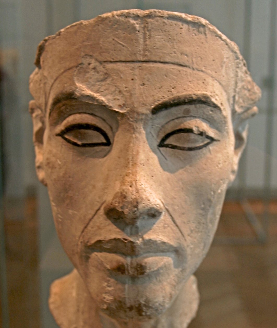 Byst av Nefertiti (c1370-c1330 f.Kr.) Stor kunglig hustru (huvudgemål) till den egyptiske farao Akhenaton. Nefertiti och hennes man var kända för en religiös revolution. De började dyrka en enda gud, Aten, solens skiva. av Egyptian 18th Dynasty