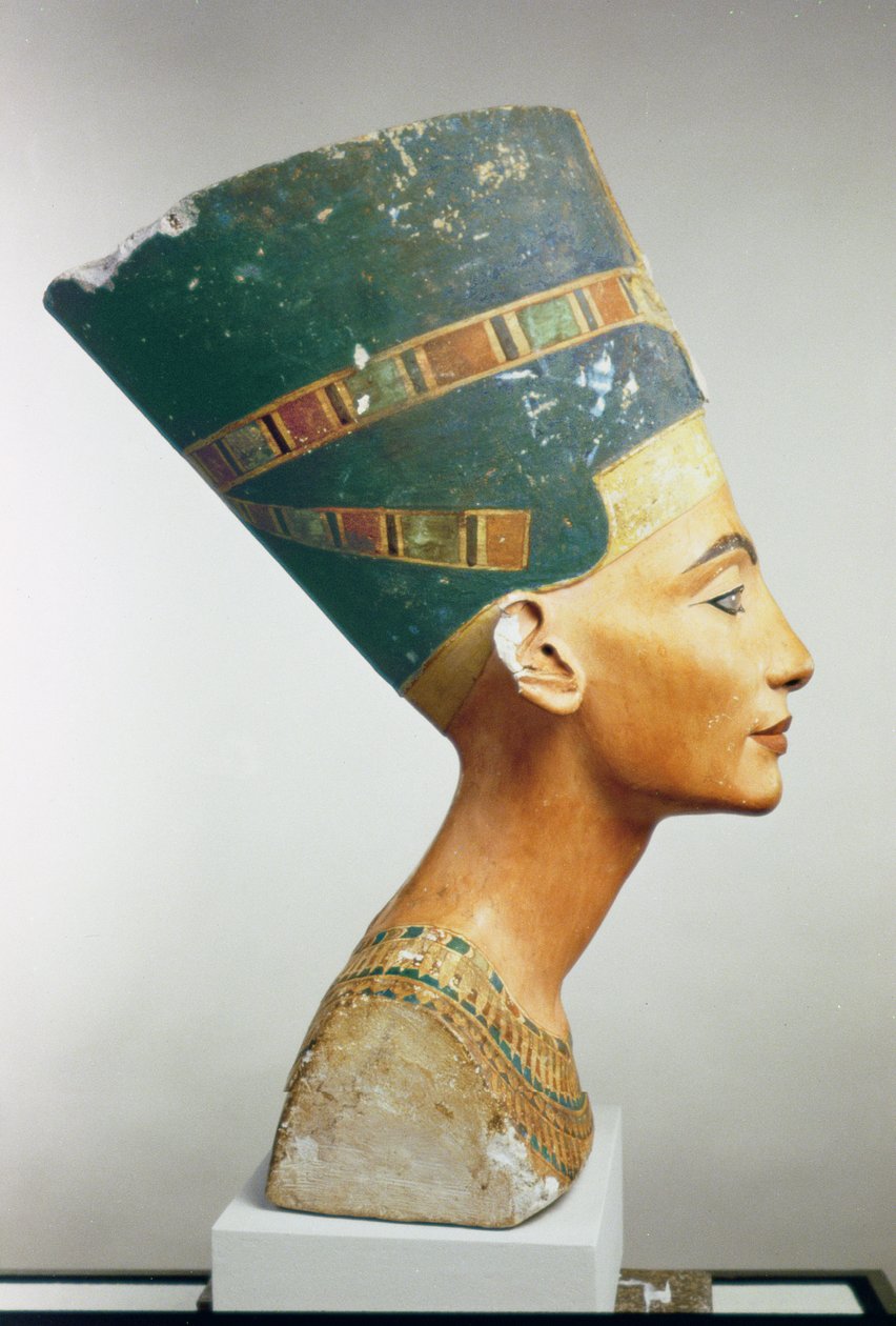 Byst av drottning Nefertiti, sidovy, från studion av Thutmose vid Tell el-Amarna (målad kalksten) (se även 114018 & 114019) av Egyptian 18th Dynasty
