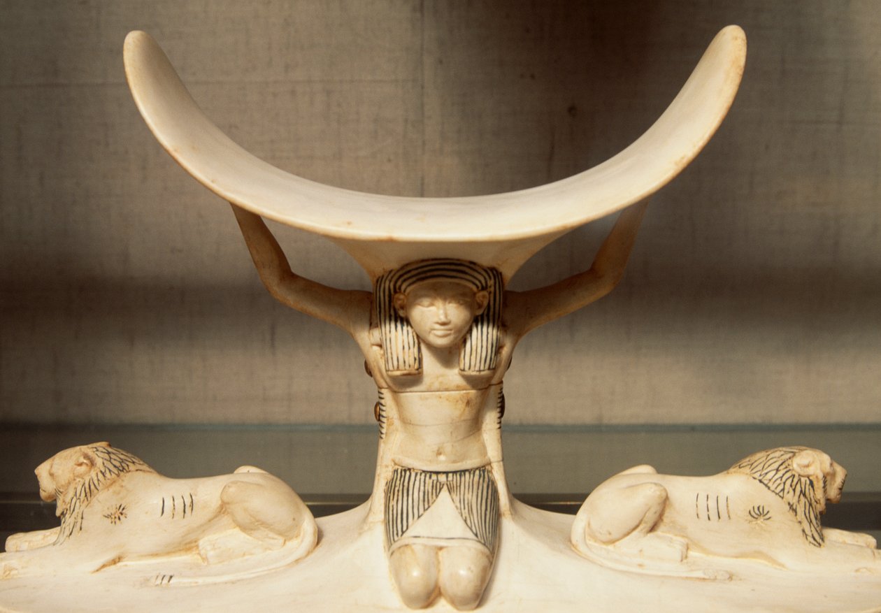 Ristat nackstöd i elfenben som stöds av Shu, personifiering av luft, från Tutankhamons grav, egyptisk civilisation, XVIII dynastin av Egyptian 18th Dynasty