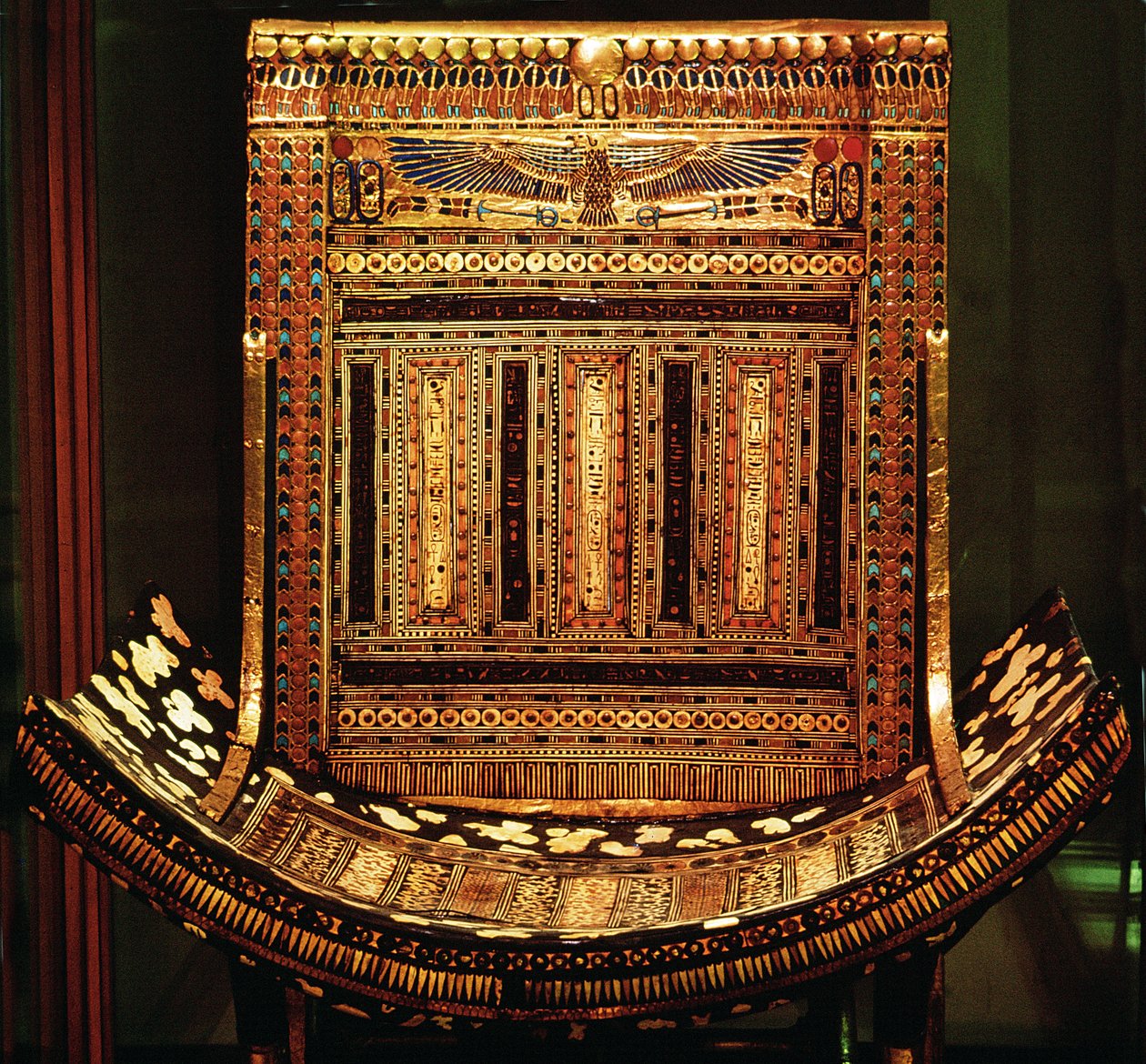 Ceremonistol av Tutankhamon, detalj av den böjda sitsen och ryggen, New Kingdom, c.1325 f.Kr. (förgyllt och inlagt trä) (detalj av 59232) av Egyptian 18th Dynasty